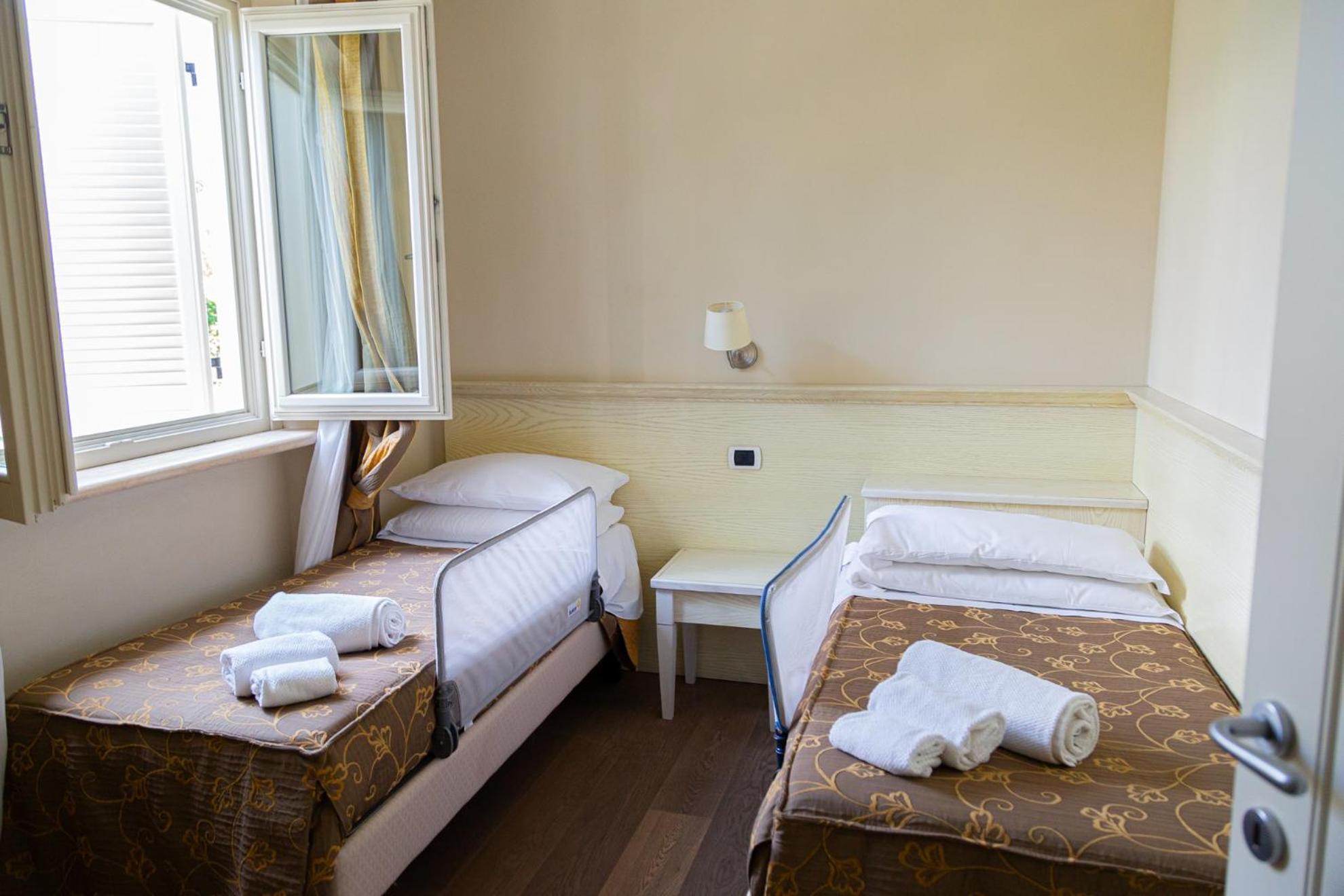 Hotel Villa Tiziana مارينا دي بييتراسانْت المظهر الخارجي الصورة