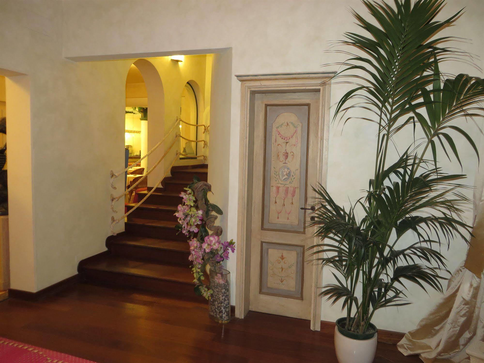 Hotel Villa Tiziana مارينا دي بييتراسانْت المظهر الخارجي الصورة